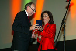 Maria José Lerchundi entrega la Medalla a José María Caparrós Lera. (c) Alberto Santos