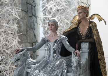 CinemaNet Las crónicas de Blancanieves la leyenda del cazador Chastain Hemsworth emily Blunt Theron charlize