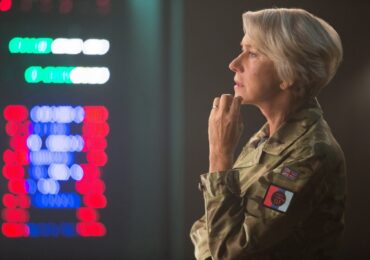 CinemaNet Espías desde el cielo Helen Mirren Aaron Paul