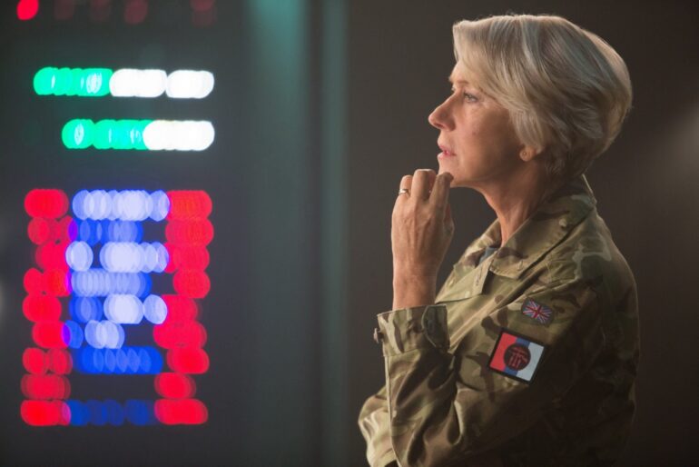 CinemaNet Espías desde el cielo Helen Mirren Aaron Paul