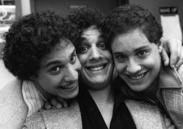 Tres idénticos desconocidos
