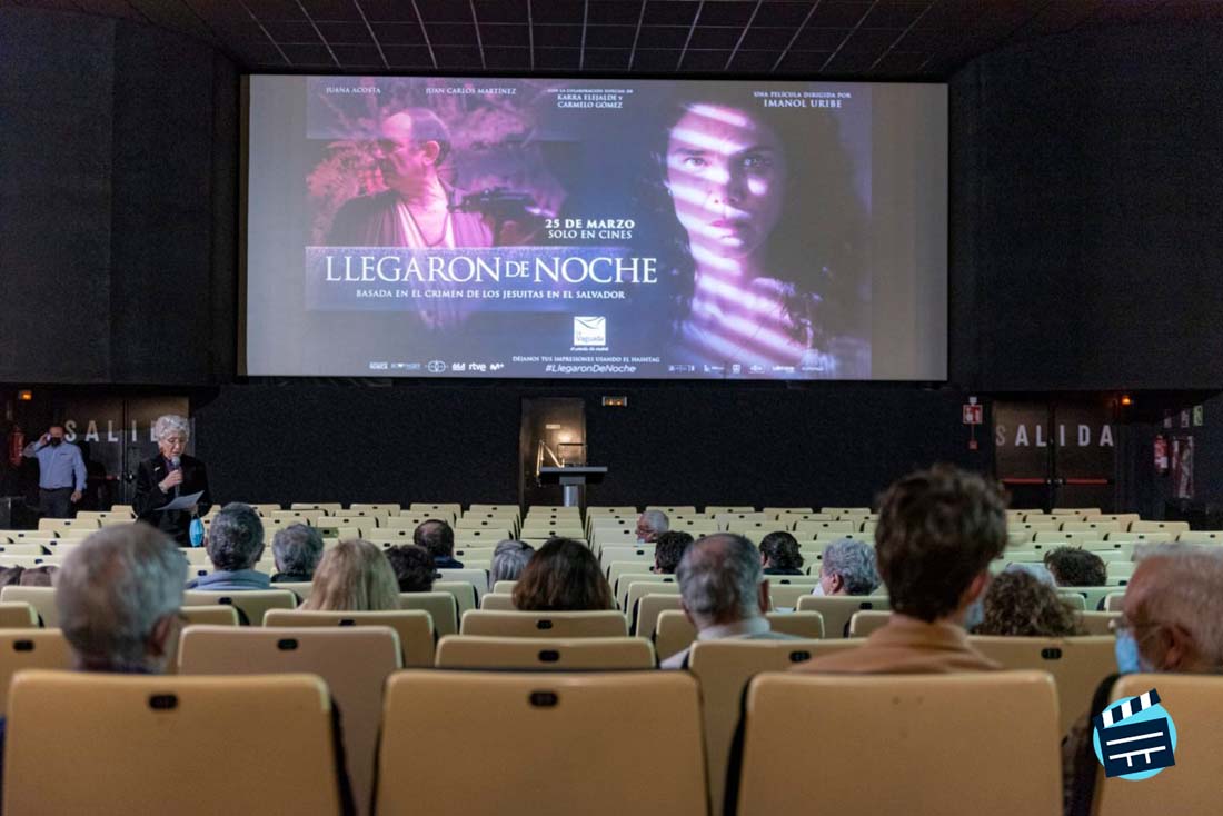 La profesora Mª Ángeles Almacellas dirige el coloquio.