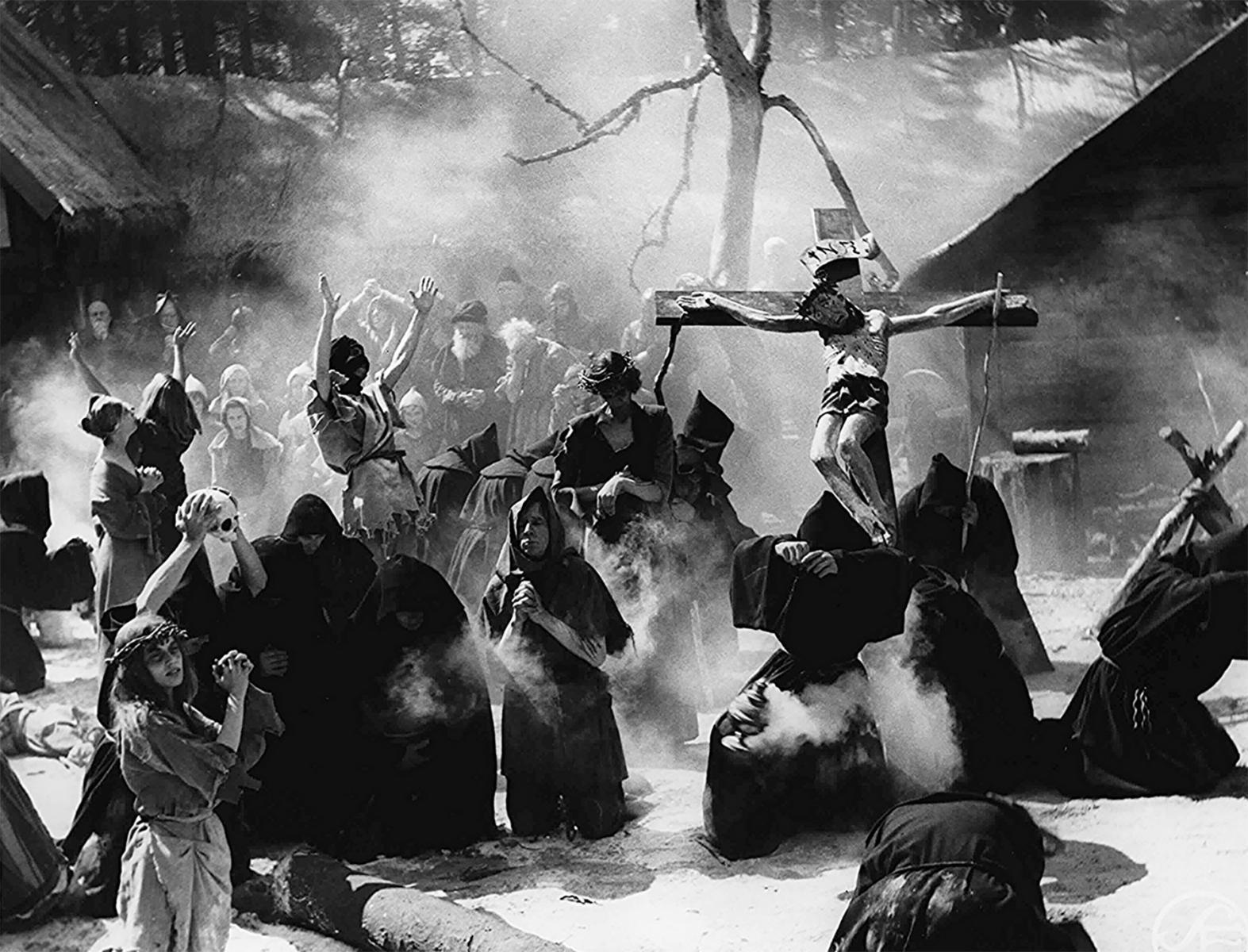 Fotograma de la partida del pueblo adorando a la figura de Jesucristo Crucificado en »El Séptimo Sello». Ingmar Bergman. 1957.