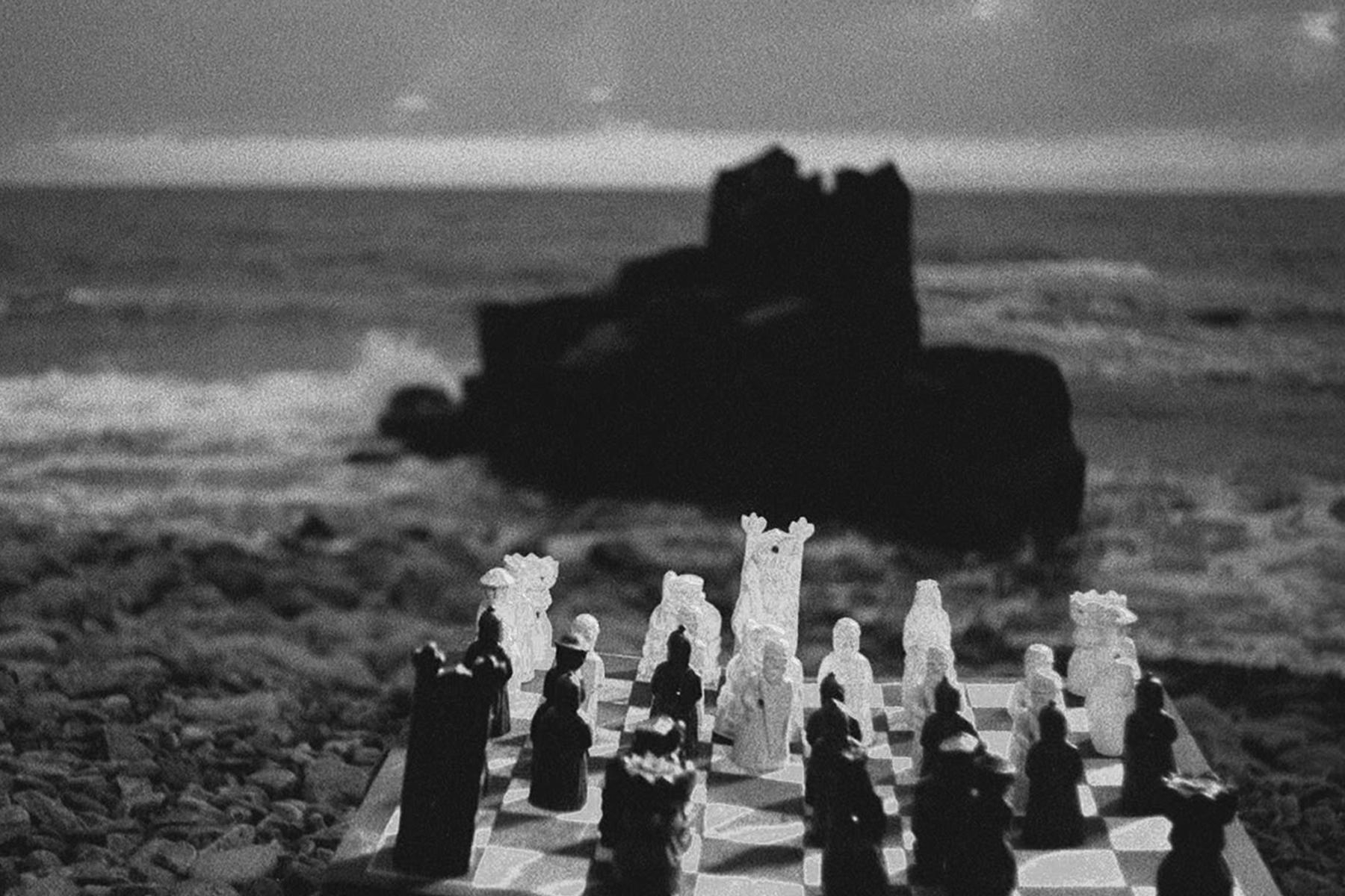 Fotograma del tablero de ajedrez y la playa Playa de Hovs Hallar en »El Séptimo Sello». Ingmar Bergman. 1957.